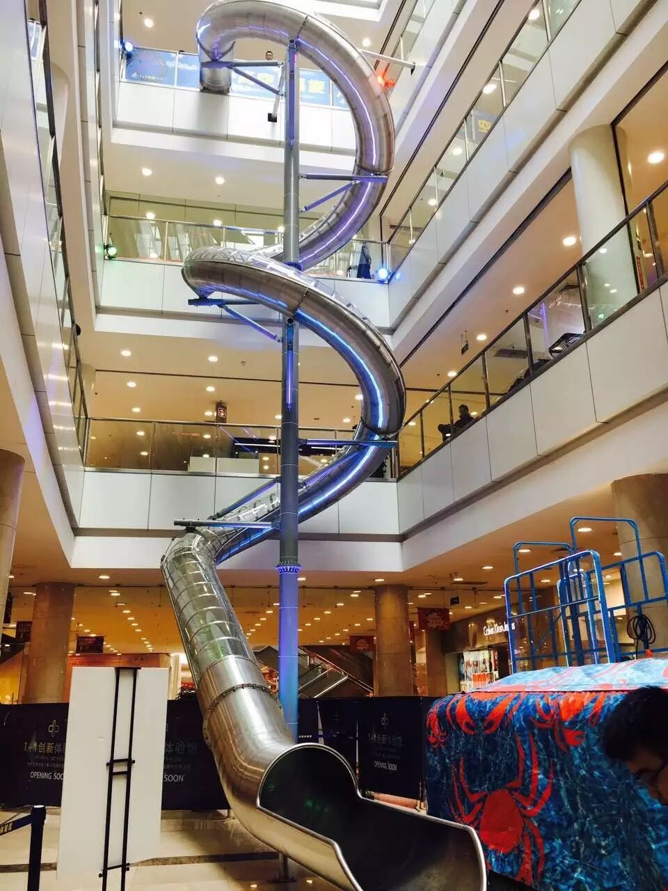南岸一商场现高空滑梯,空降4楼只要12秒,你敢来挑战吗?