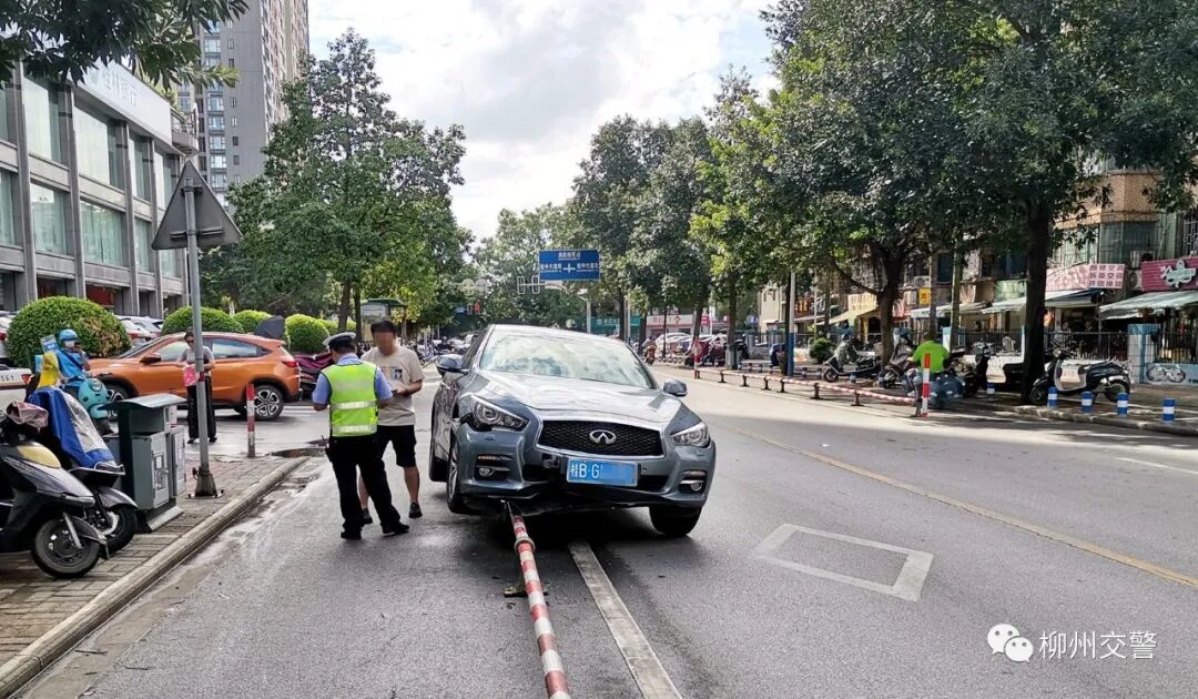 桂中花苑门口小轿车 起飞失败 突然直行骑上隔离栏 南国今报 二十次幂