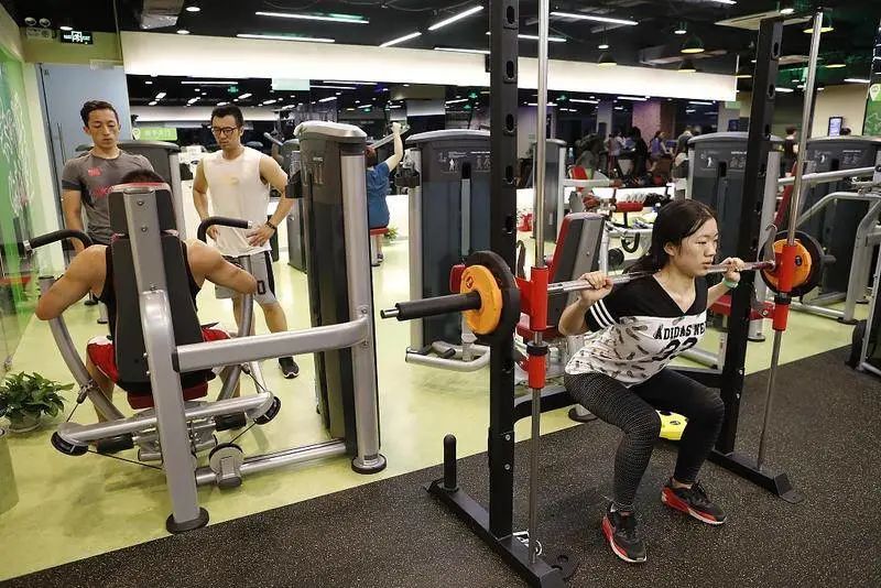 深夜健身房,996的年轻人正在“赎罪”