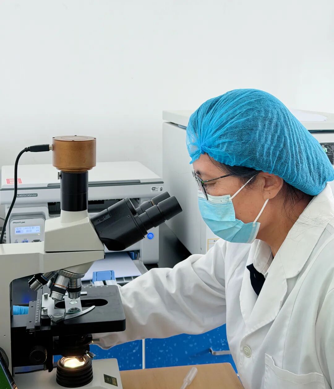 化验技术员检测螺旋藻中的微生物含量 （吴檳廷 摄）.jpg