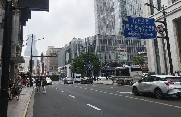南京路步行街_小明放学后 沿某路公共汽车路线以不变速度步行回家_为什麼台湾可以用goolge泰路步行