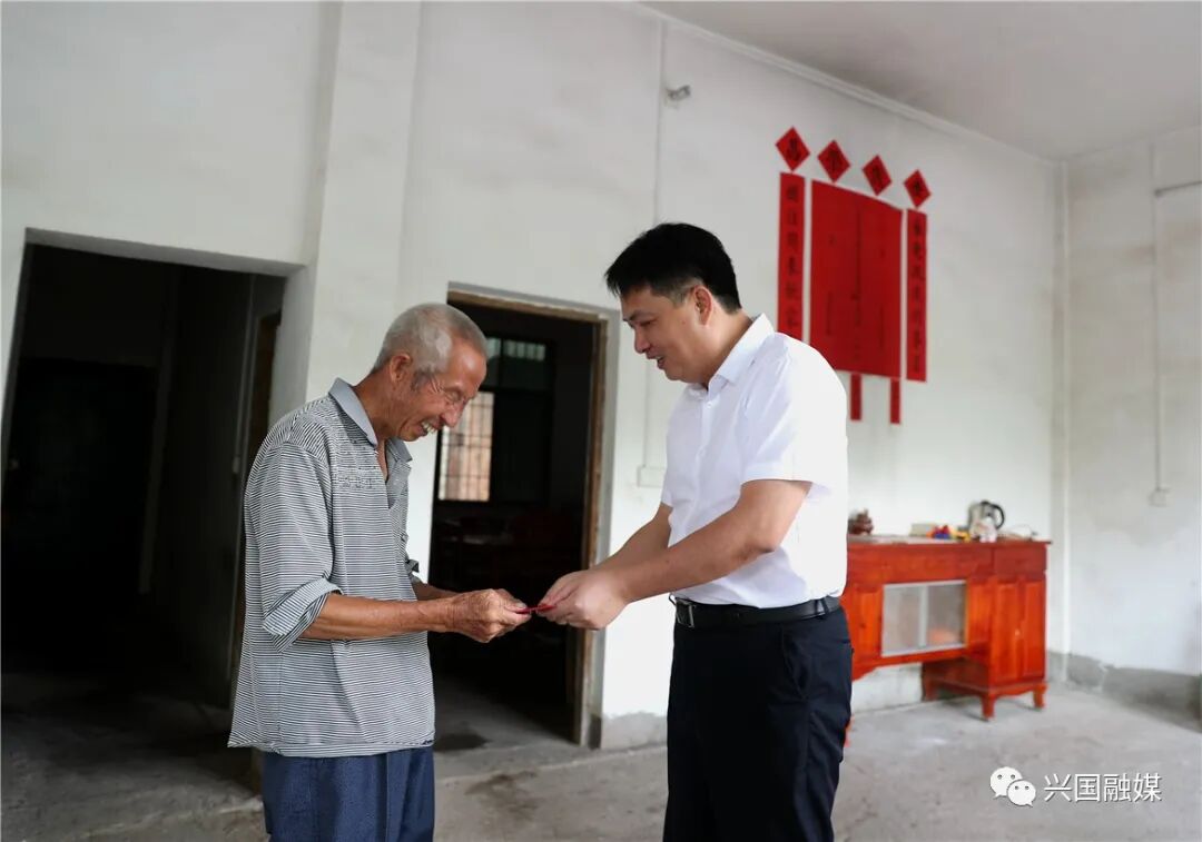 县委书记赖晓军开展"七一"走访慰问活动 | 兴国县人民政府