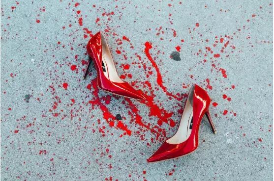 这就是全球首砸iphone7的那双高跟鞋