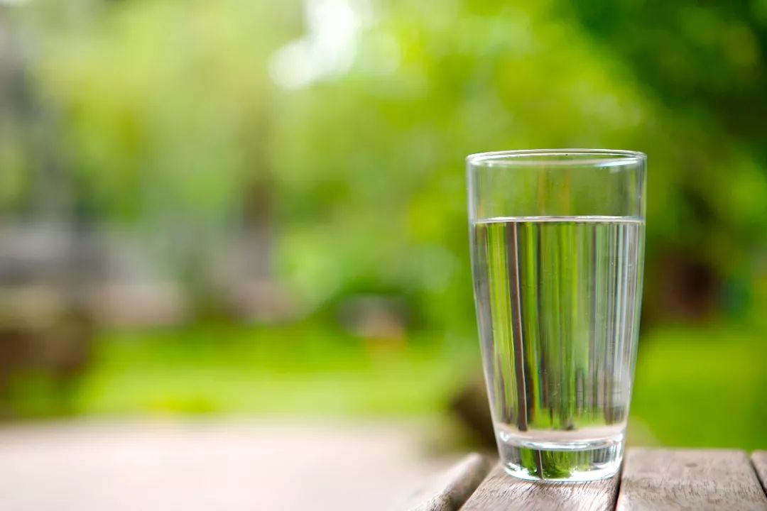 多喝水好处_心经杯子喝水好处_每天多喝水好处