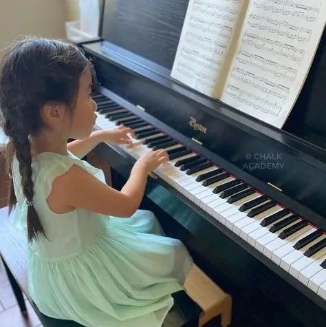 有钢琴天赋的孩子一般什么表现？