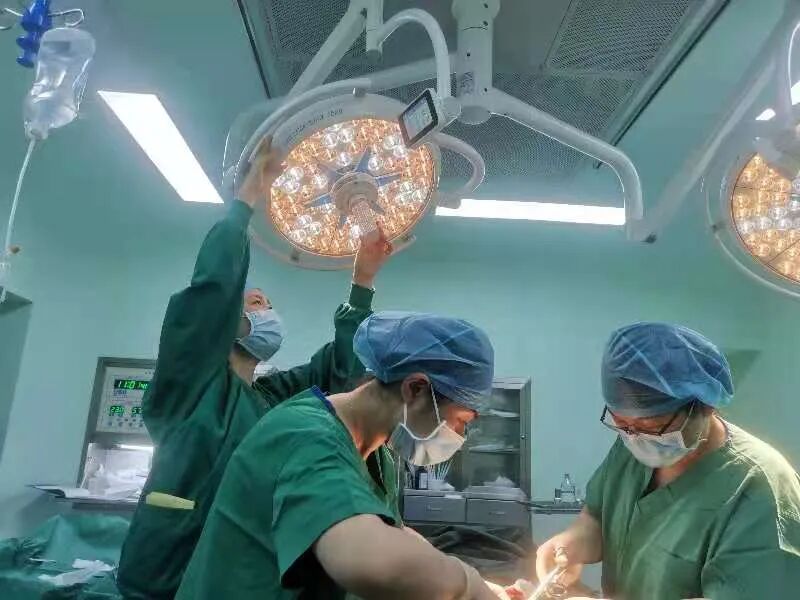 手术无影灯什么牌子做手术的时候，一定要注意无影灯的角度！否则可能对患者造成很大的伤害_https://www.jmylbn.com_新闻资讯_第2张