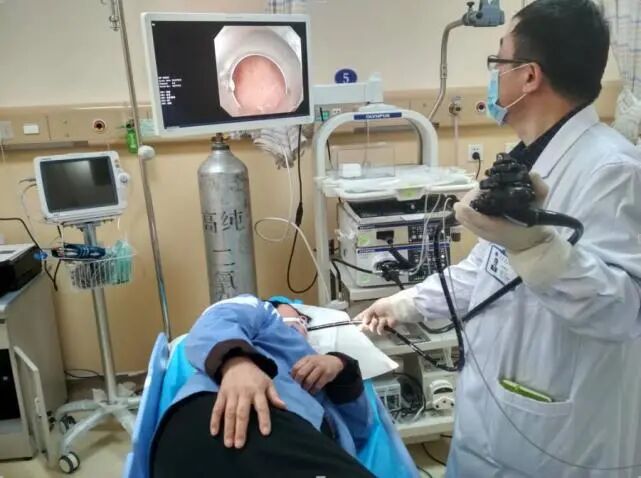 做完「有痛」胃镜,为什么不让吃东西?
