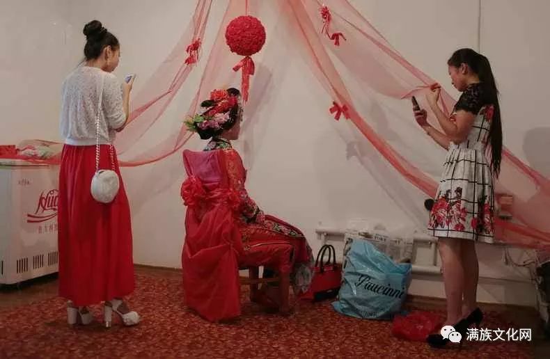 生活在中亚的东干族 结婚的时候穿满族服饰 满族文化网 微信公众号文章阅读 Wemp