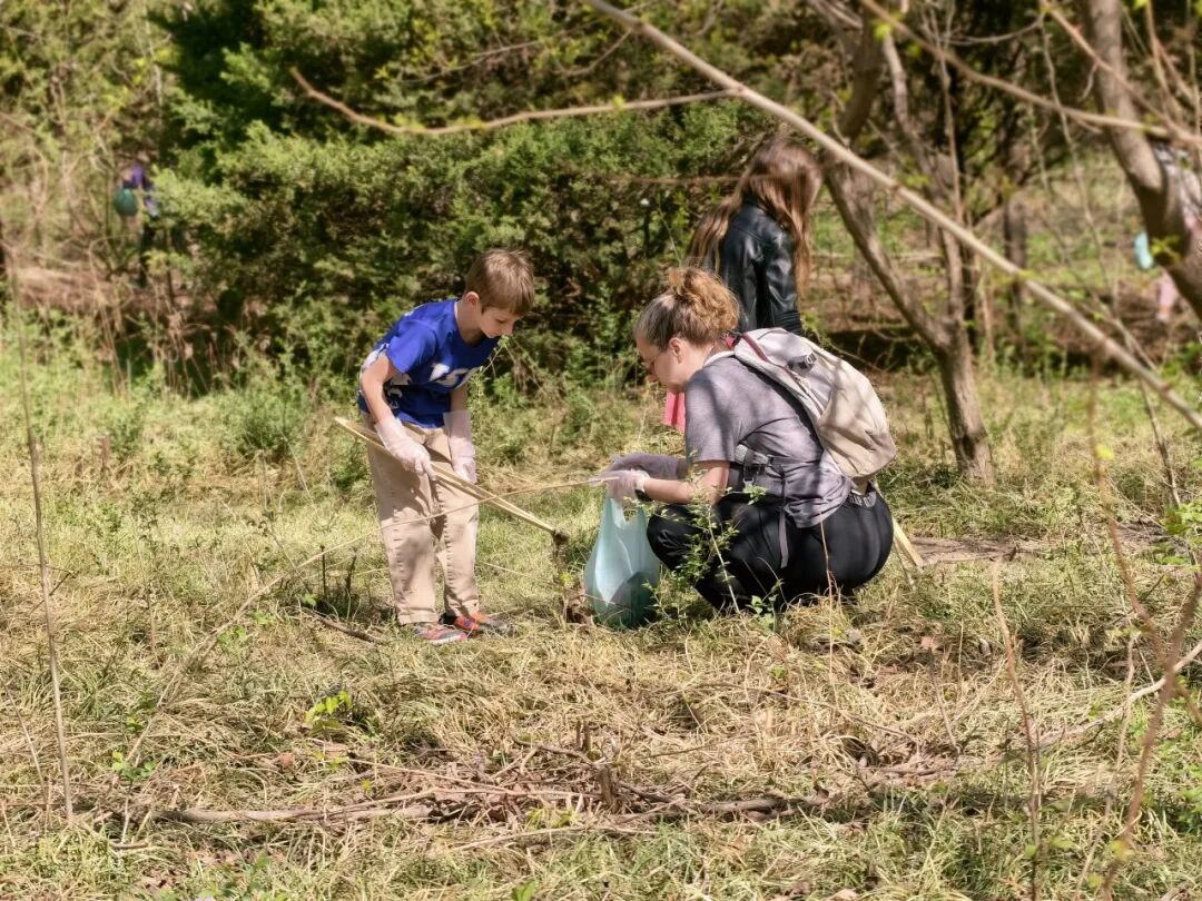 护鸟牌怎么写清零垃圾，手挂双语鸟牌.....空港街道中外家庭携手扮靓温榆河~_https://www.jmylbn.com_新闻资讯_第10张