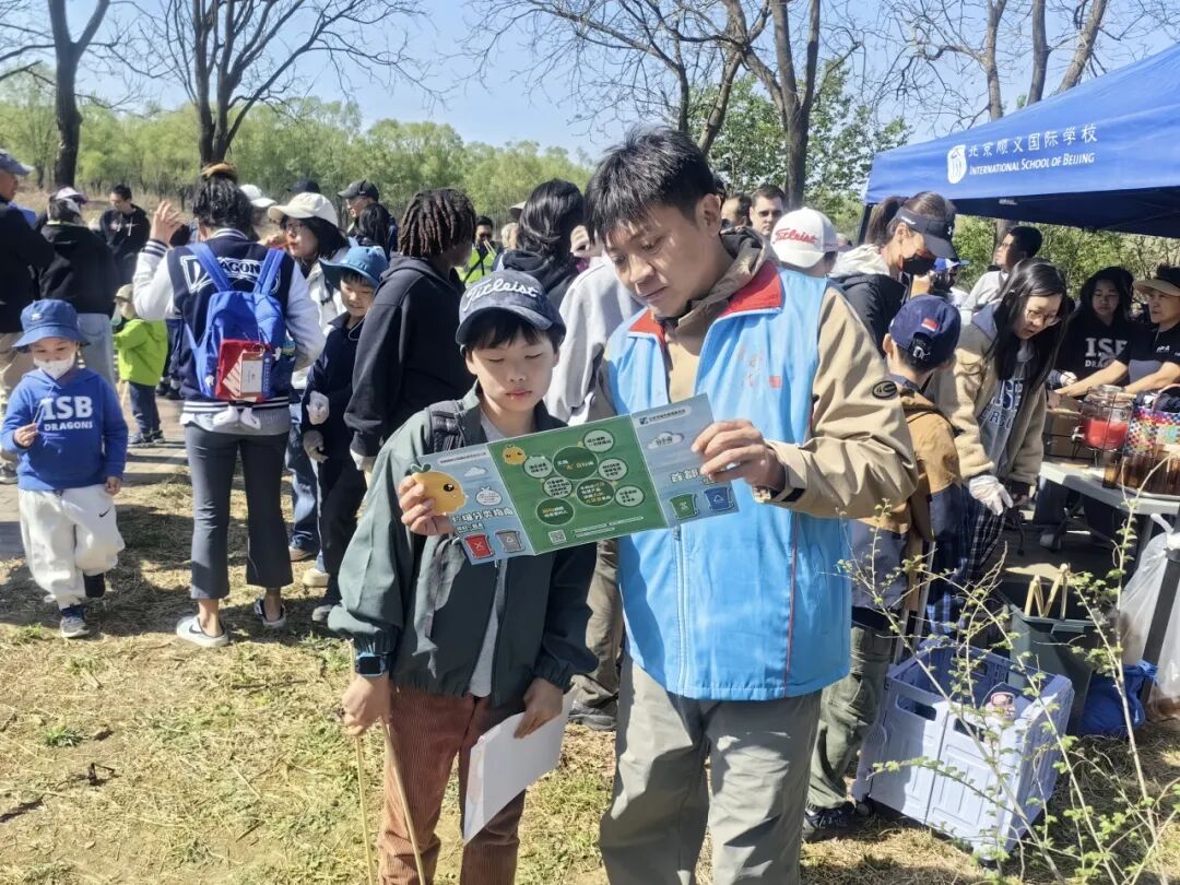 护鸟牌怎么写清零垃圾，手挂双语鸟牌.....空港街道中外家庭携手扮靓温榆河~_https://www.jmylbn.com_新闻资讯_第13张