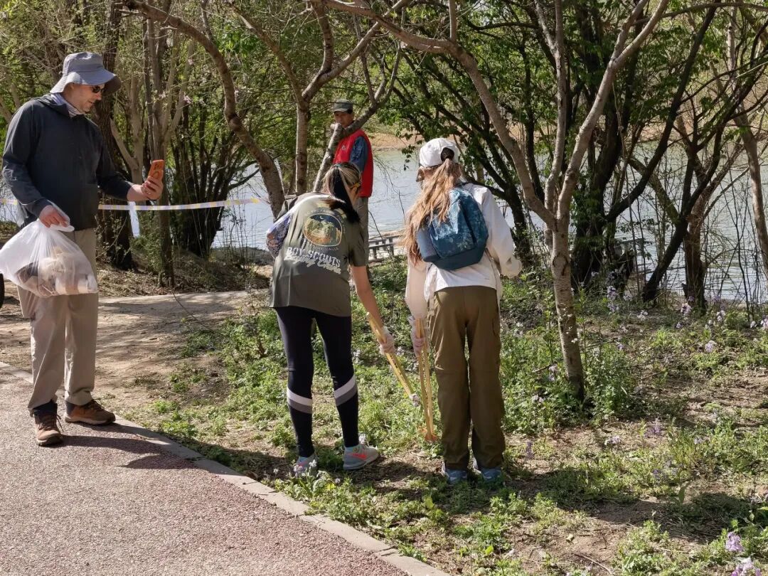 护鸟牌怎么写清零垃圾，手挂双语鸟牌.....空港街道中外家庭携手扮靓温榆河~_https://www.jmylbn.com_新闻资讯_第12张