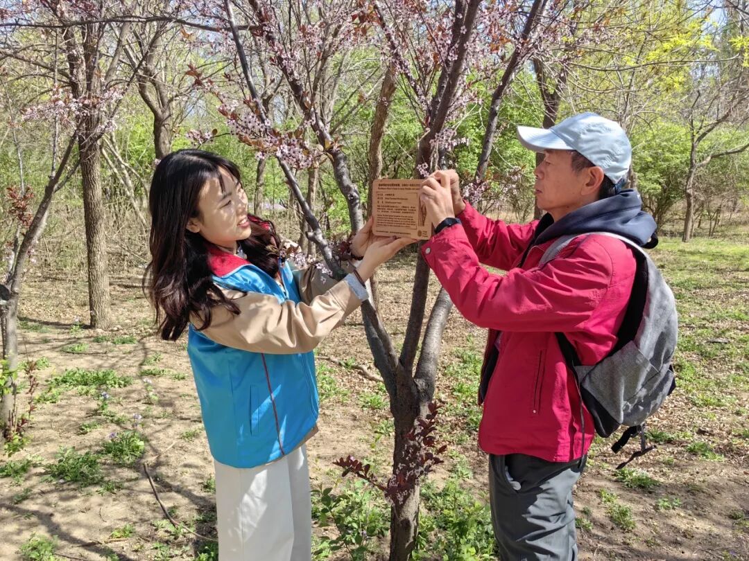 护鸟牌怎么写清零垃圾，手挂双语鸟牌.....空港街道中外家庭携手扮靓温榆河~_https://www.jmylbn.com_新闻资讯_第14张