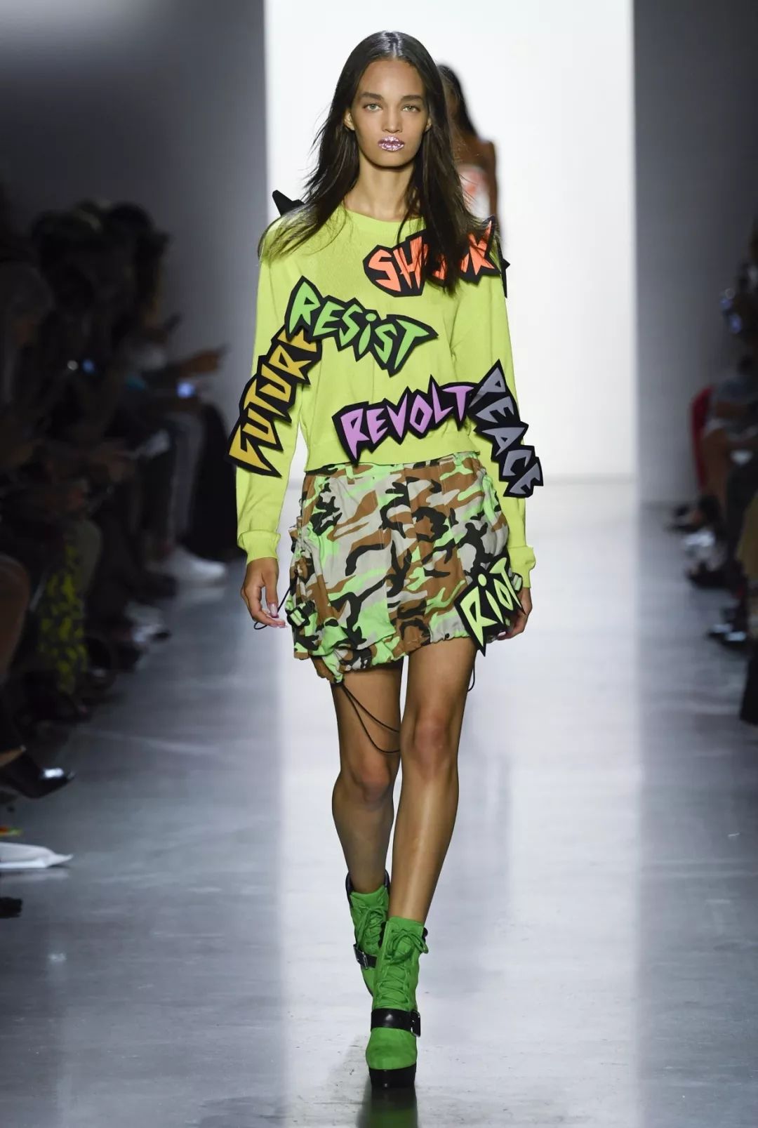 時尚玩咖Jeremy Scott2019秋冬大秀 將「情話」寫遍全身 開什麼玩笑？ 時尚 第4張