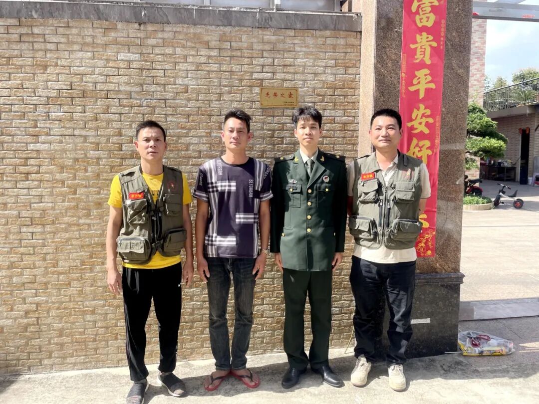 卫民村冯霆亮家庭悬挂光荣牌