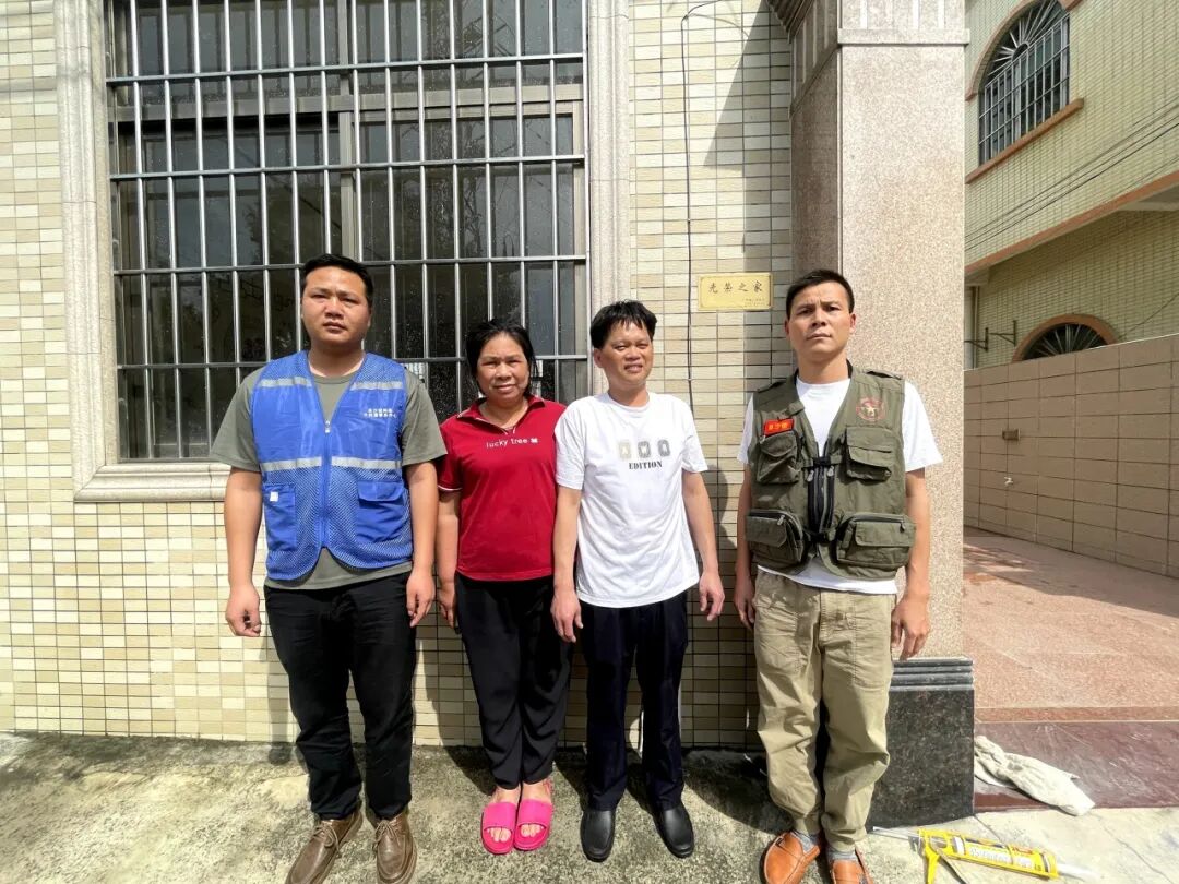 上南村钟显波家庭悬挂光荣牌