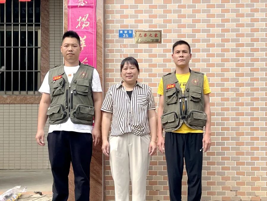 罗松村冯源杰家庭悬挂光荣牌