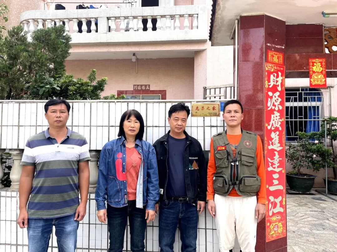 阜东村梁炜豪家庭悬挂光荣牌