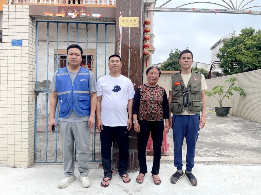 上南村欧伟杰家庭悬挂光荣牌