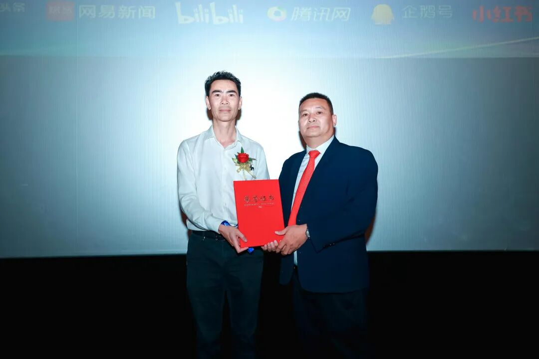 △麦冠康向张春林颁发捐赠证书