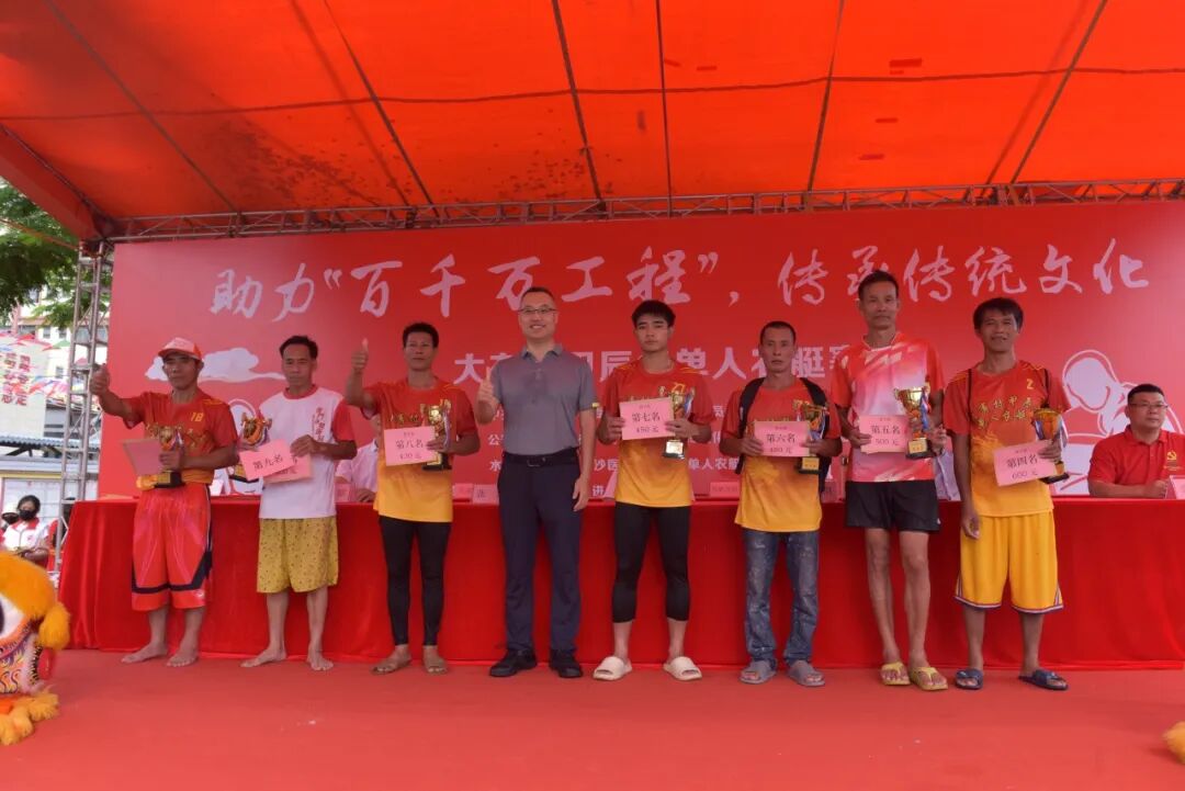 张涛为男子组第四至十名颁奖