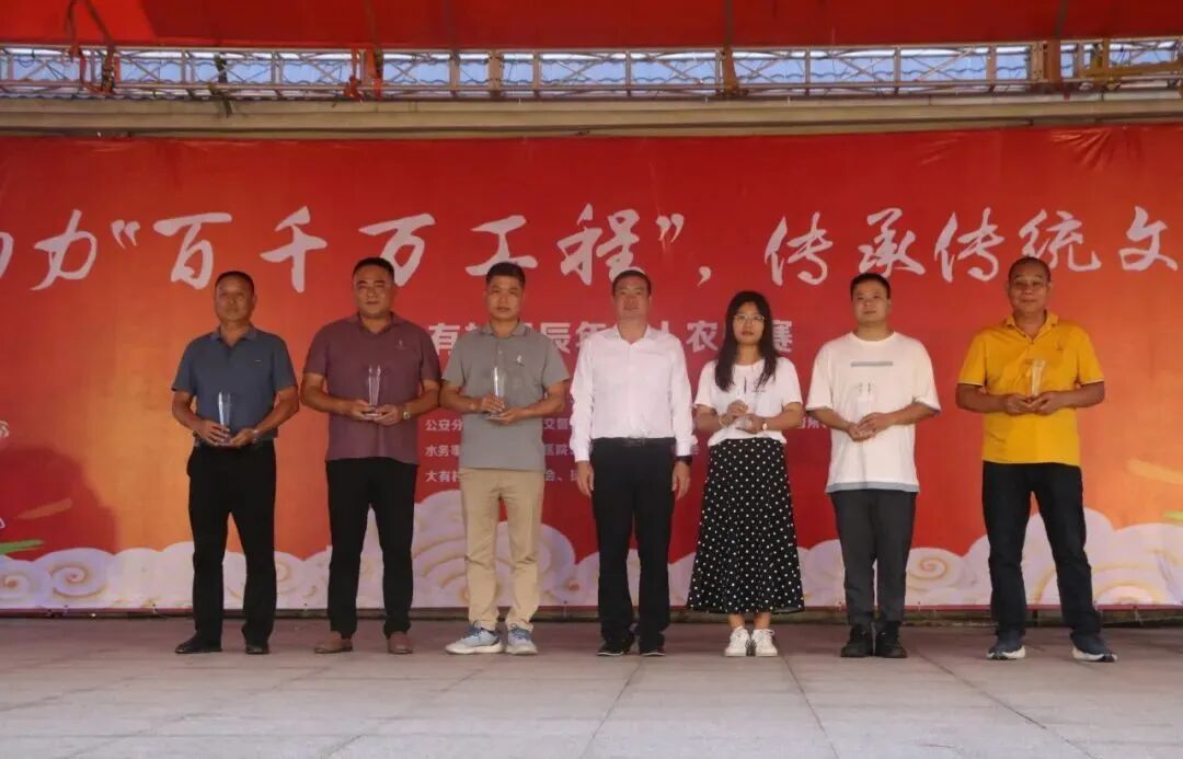 梁梓胜为广东广电网络中山分公司、中山市阜骏市政工程有限公司、中山市保时利塑胶实业有限公司、中山市拓雅教育培训中心有限公司企业代表及乡贤赠送纪念品。