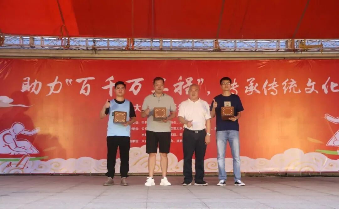 梁元辉为广东迪亮建设有限公司、中山市答案体育活动有限公司、中山市泰丰金属制品有限公司企业代表赠送纪念品。