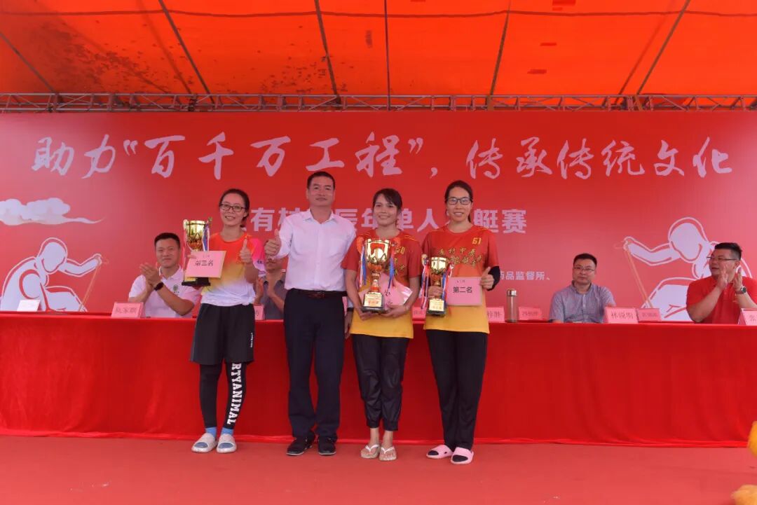 梁梓胜为女子组第一至三名颁奖