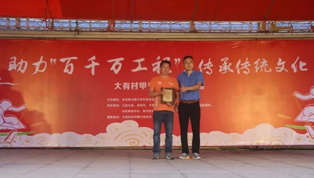 张峻峰为扬帆驾校企业代表赠送纪念品。