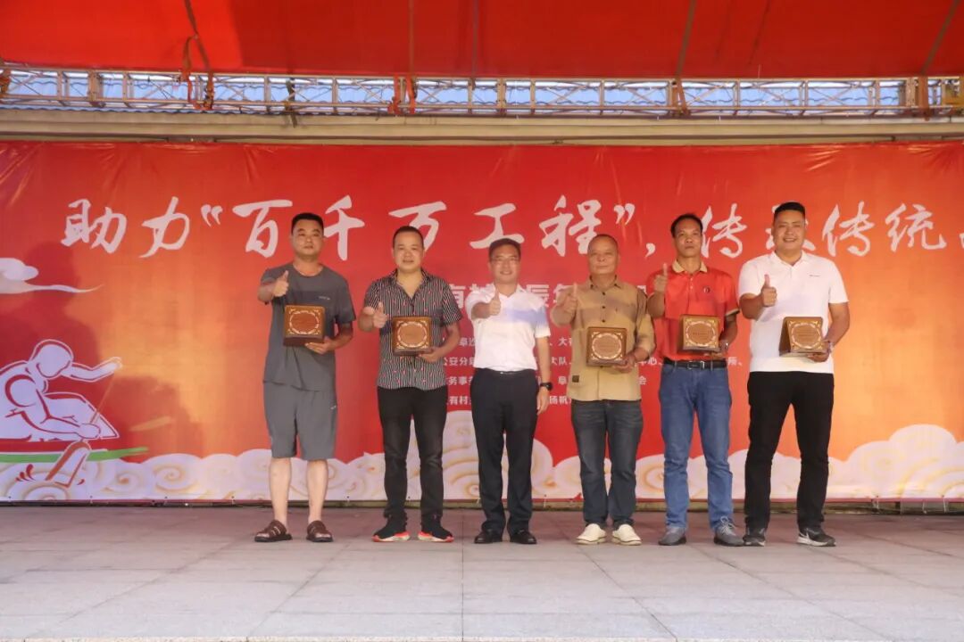 黄开枝为臻发美食坊、中山市骏伟电器有限公司企业代表及乡贤赠送纪念品。