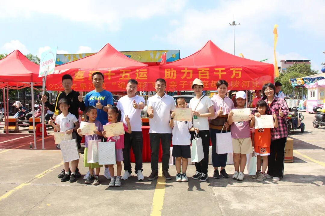 △镇人大办主任、总工会负责人林远景为获得比赛第一名的亲子家庭第5队家庭颁奖。