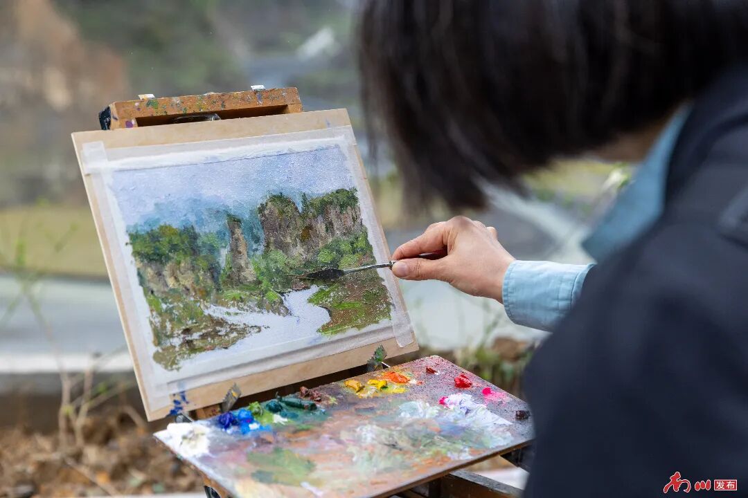6、2026年4月12日，重慶市南川區(qū)頭渡鎮(zhèn)燭臺(tái)峰春光正好，美術(shù)愛好者以畫架為媒，將燭臺(tái)峰與瀑布的春日盛景定格于畫布之上。_副本.jpg