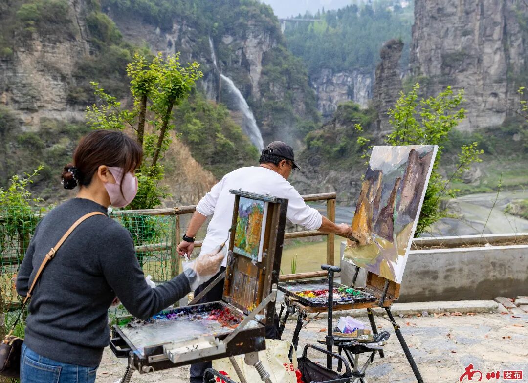 2、2026年4月12日，重慶市南川區(qū)頭渡鎮(zhèn)燭臺(tái)峰春光正好，美術(shù)愛好者以畫架為媒，將燭臺(tái)峰與瀑布的春日盛景定格于畫布之上。_副本.jpg