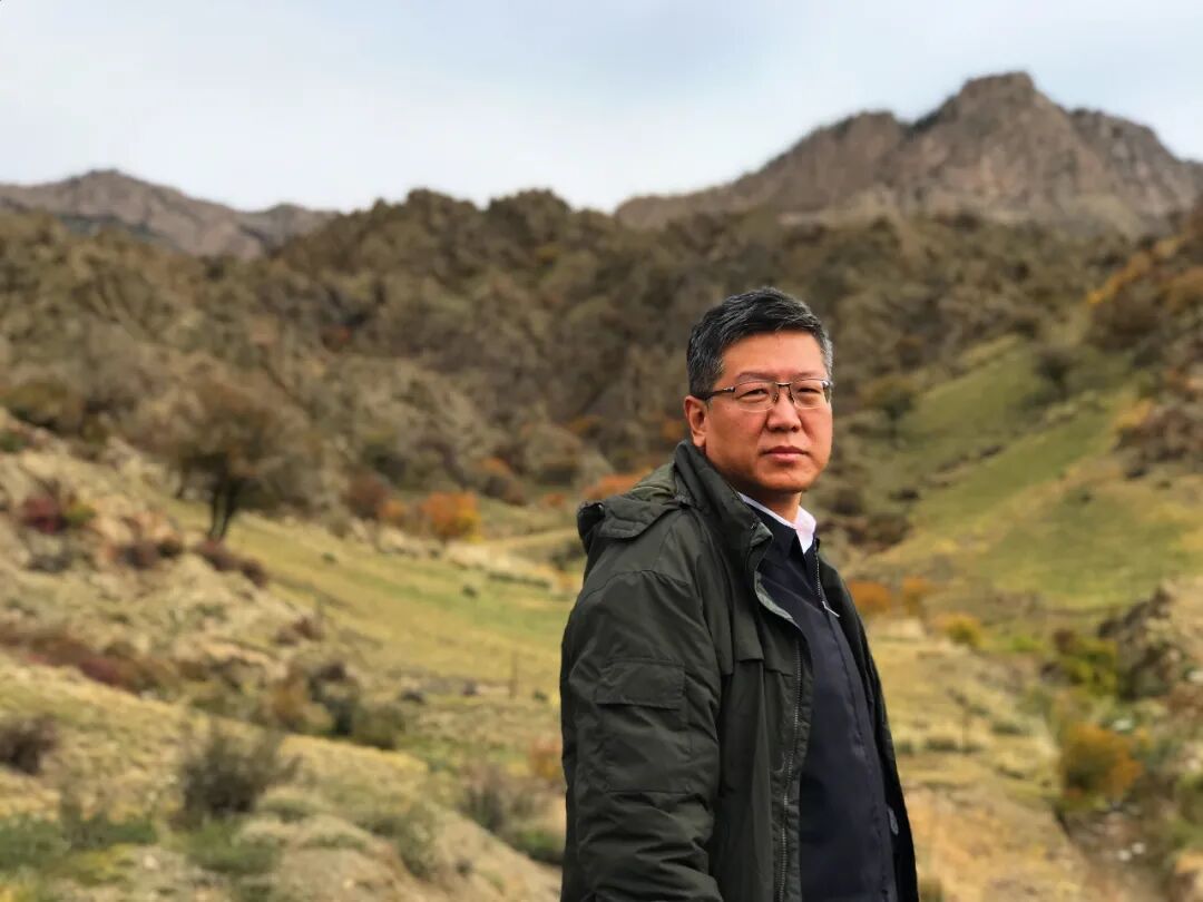 诗人侯马后座有一次我开车后座上坐着我的母亲和我的岳母我岳母一定