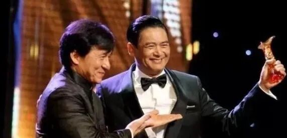 成龙请客吃饭花1600万,周润发一顿50块,难怪两人从没合作过