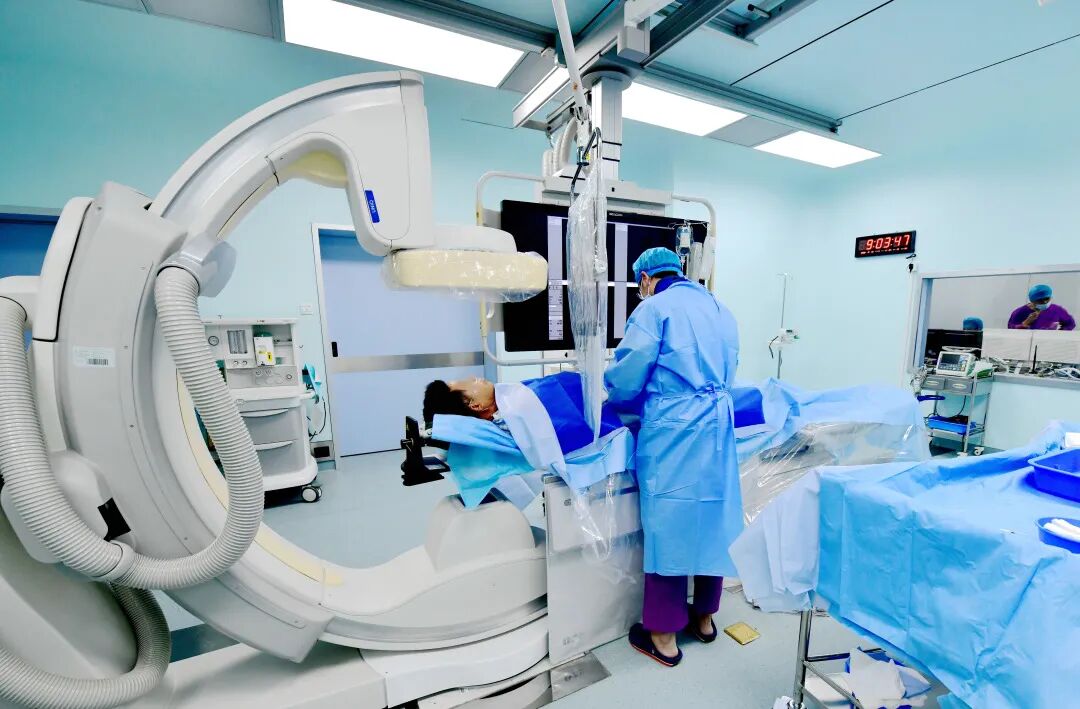 c臂机怎么上升【尖端设备】惠州首台双C臂血管造影机在市中心人民医院启用，血管疾病诊疗技术提速增效！_https://www.jmylbn.com_新闻资讯_第3张