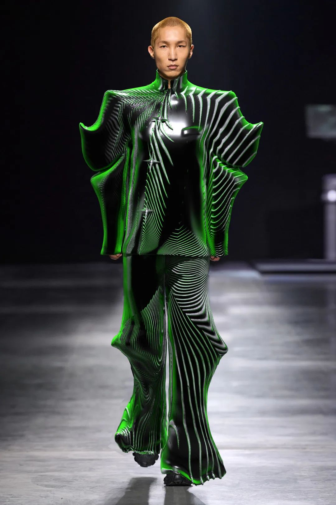 Balenciaga 、Prada、Thom Browne 和 QQ秀，虚拟时装你选哪个？