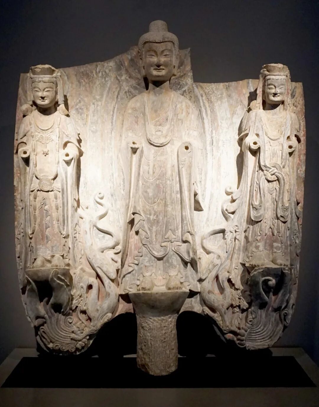 赏析｜青州佛教造像精品：东魏石雕释迦三尊像