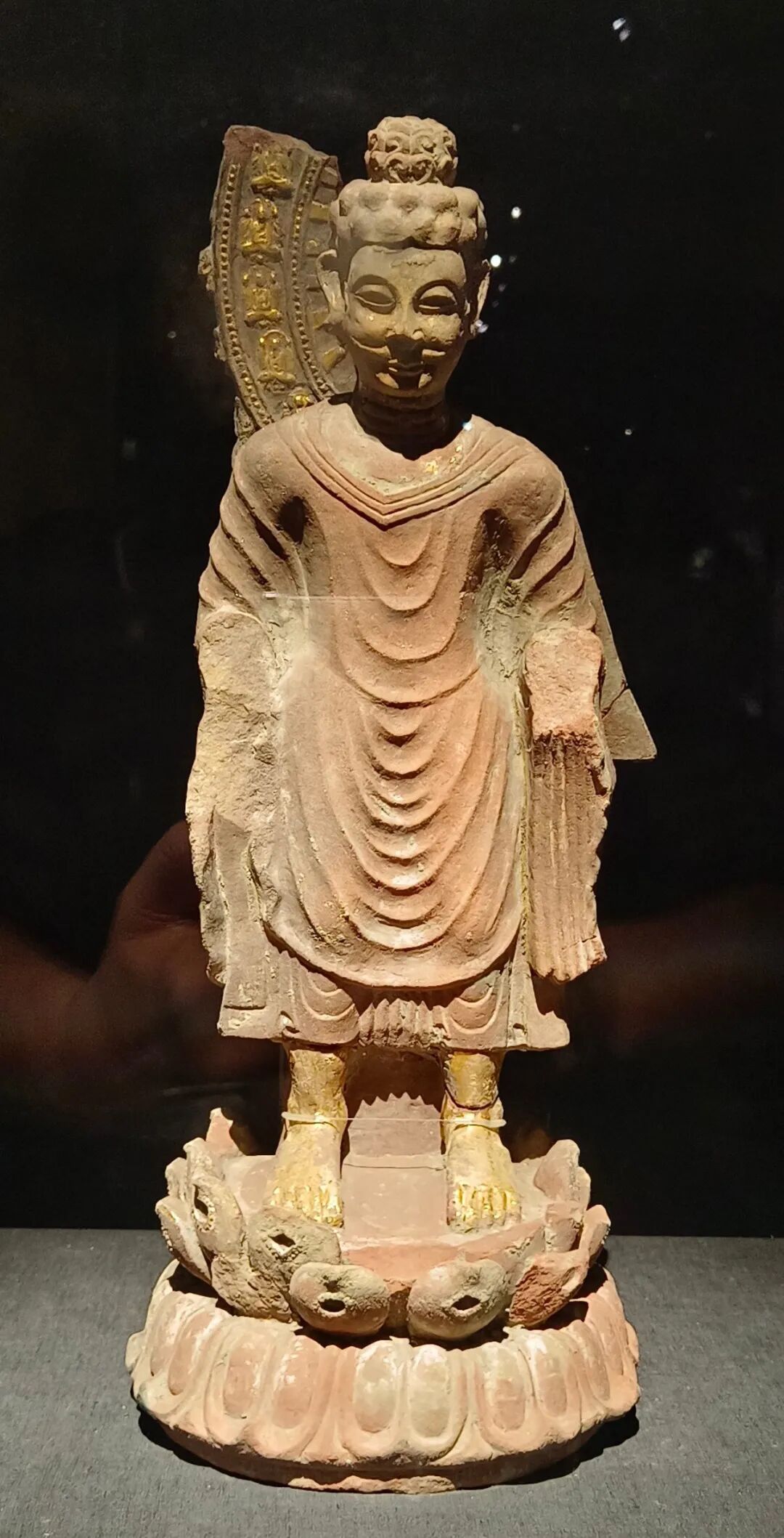 赏析｜南梁石雕阿育王像