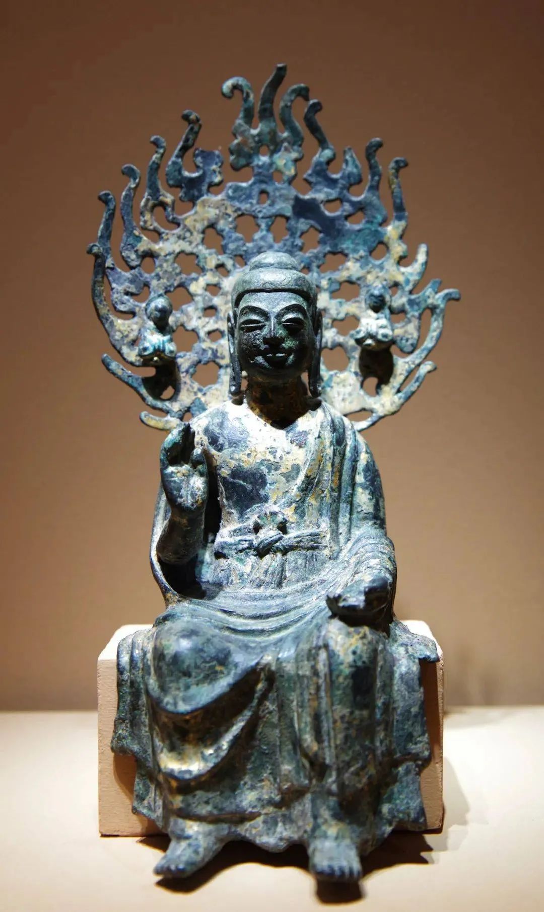 赏析｜北齐铜鎏金弥勒倚坐佛像