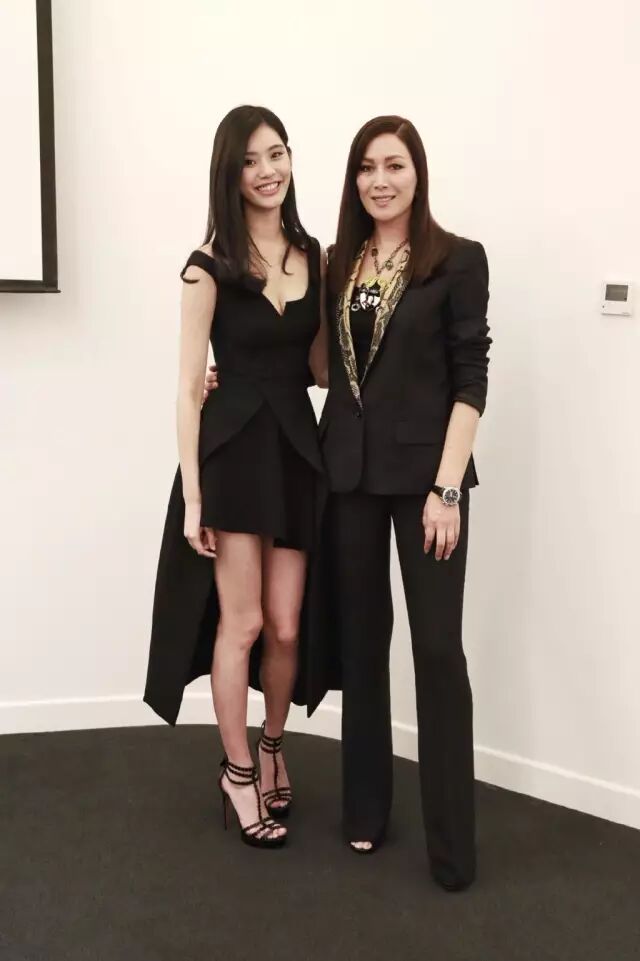 这是跟评委琪琪的合影,奚梦瑶的声音还非常好听.