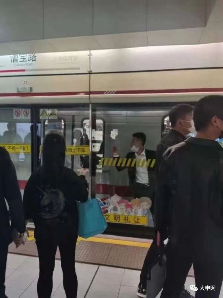 车门|【惊险】男子被夹在屏蔽门与地铁之间！这种情况不能上地铁…...