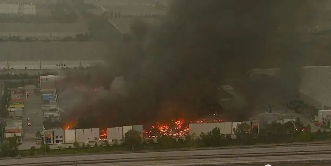 跨境电商 | 亚马逊仓库建筑坍塌，高速紧急关闭，这场大火的真相竟如此乌龙