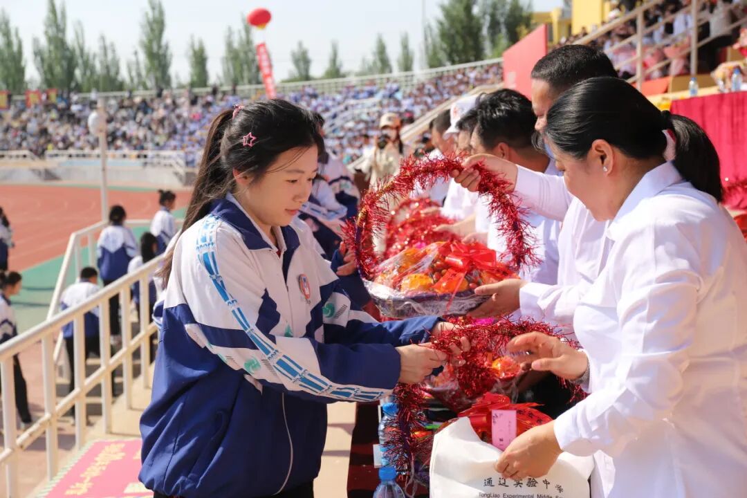 青春似歌,其验如响——通辽实验中学举行2024届高三年级毕业典礼