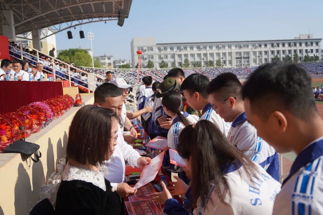 青春似歌,其验如响——通辽实验中学举行2024届高三年级毕业典礼