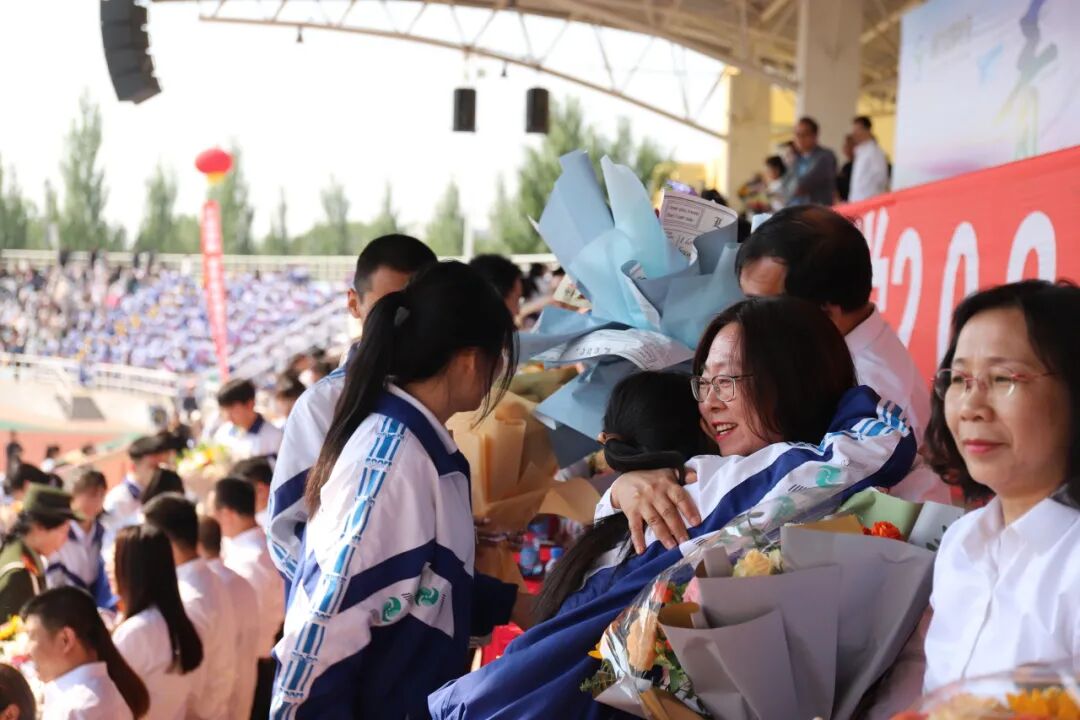 青春似歌,其验如响——通辽实验中学举行2024届高三年级毕业典礼
