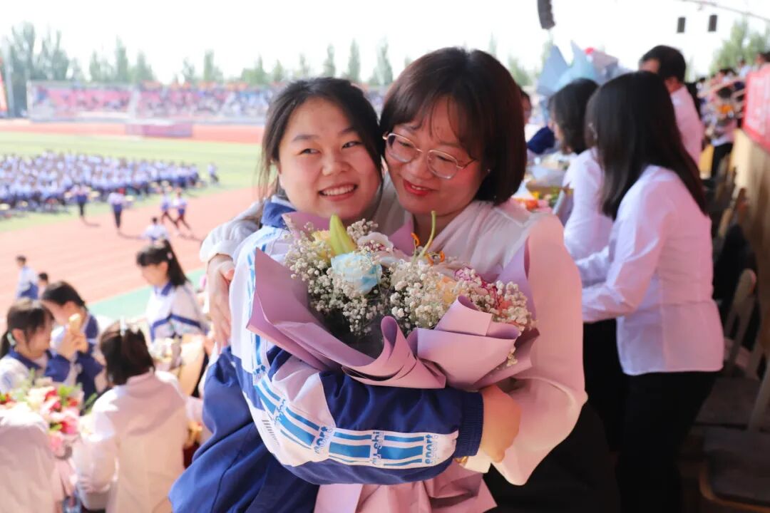 青春似歌,其验如响——通辽实验中学举行2024届高三年级毕业典礼