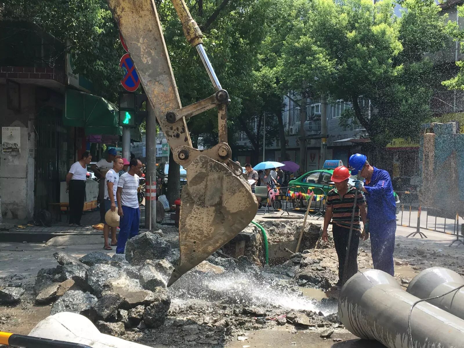 锦屏南路东门路城基路段进行全封闭施工请过往市民注意