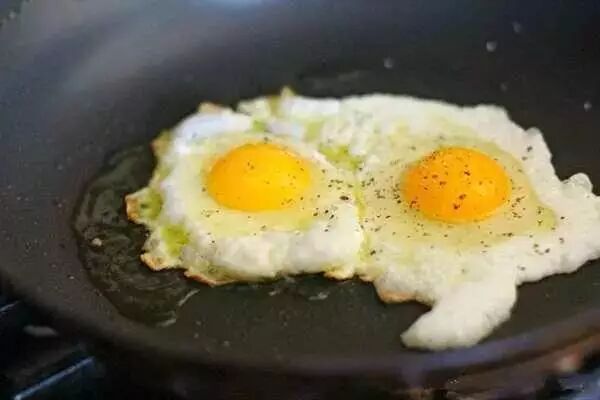 这样煎的荷包蛋好吃又好看看着就有食欲