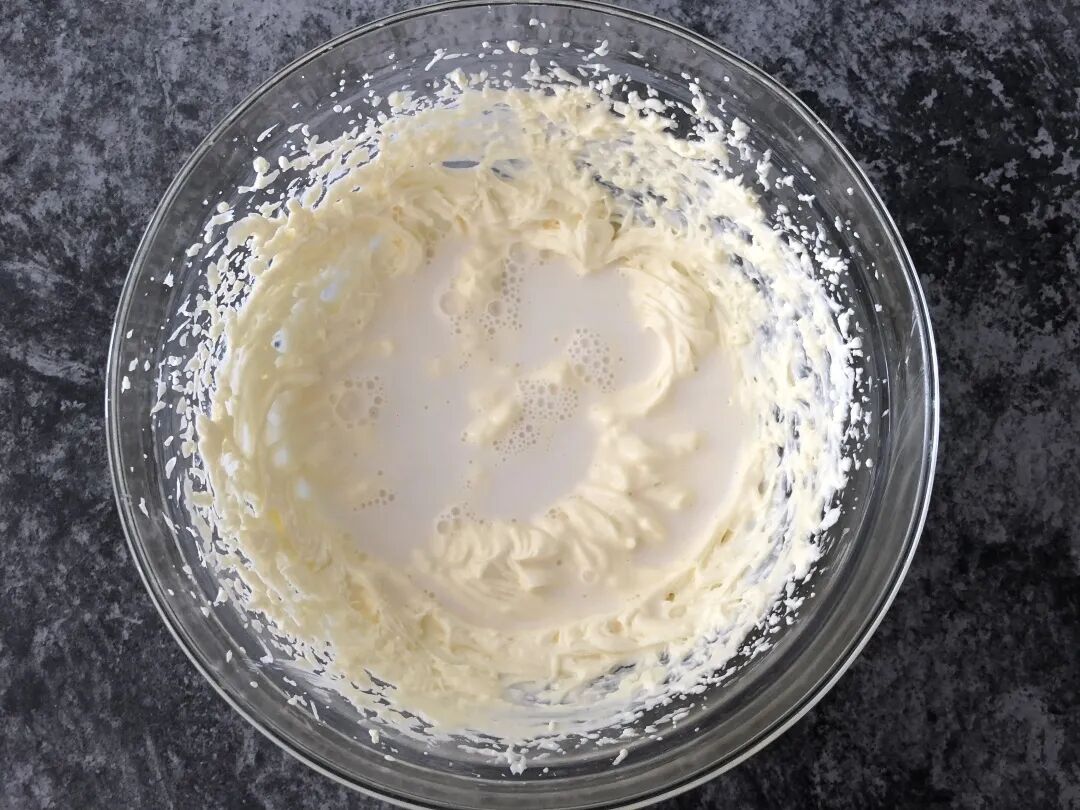 无花果切块蛋糕，又便宜又甜美，值得每个蛋糕师放入蛋糕柜里～