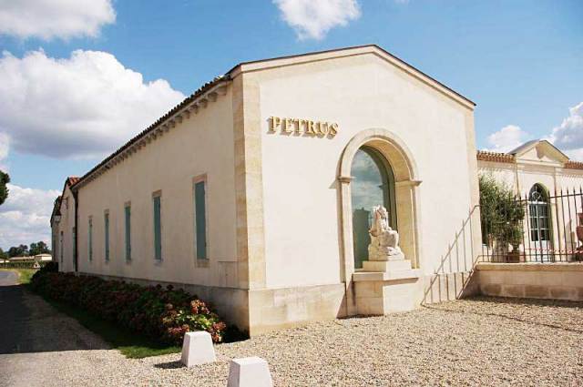 法国波尔多有八大酒庄赫赫有名,其中帕图斯酒庄即没有漂亮的大房子或